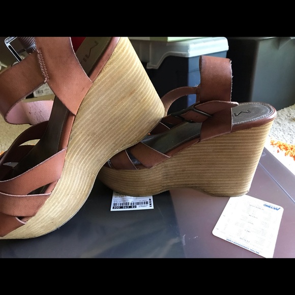 MIA Brown Platform shoes - Picture 2 of 7
